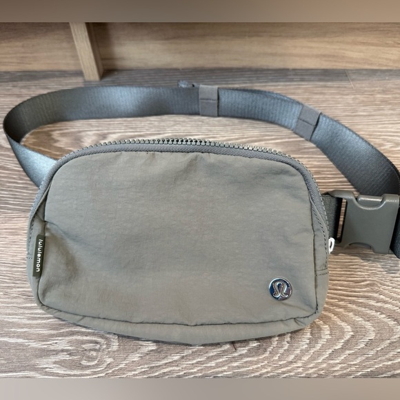 lululemon athletica Handbags - Lululemon Everywhere Belt Bag 1L
